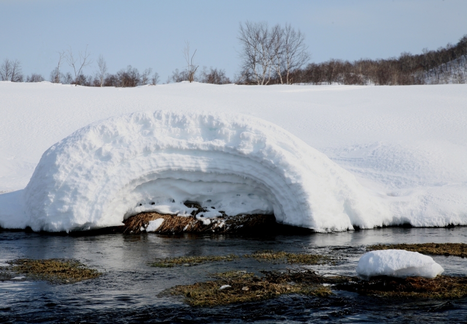 厚实积雪融化汇集溪流自然风光