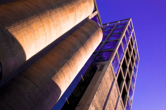 光影斜照创意圆形建筑玻璃墙壁外观