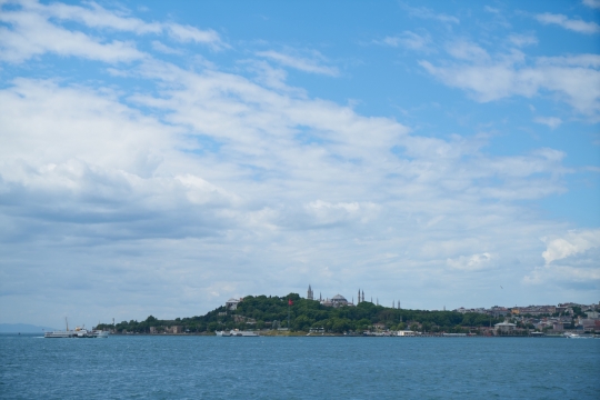 蓝天白云绿色山峰大海海面