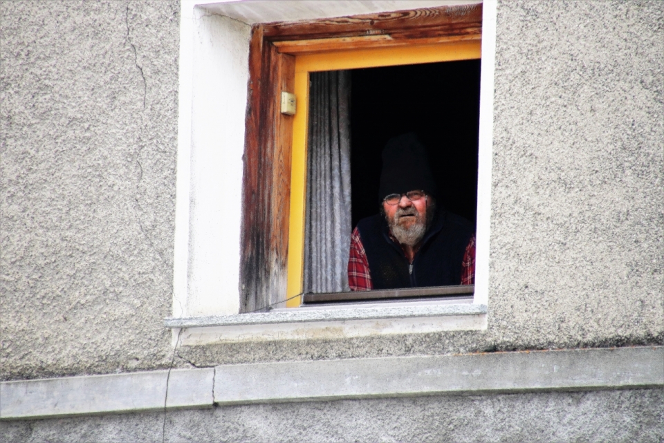 城市街道建筑窗口边老年男性