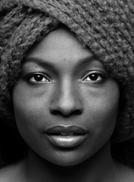 黑白戴编织帽子女性正面肖像