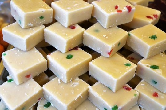 新鲜夹红色绿色美味方形起司