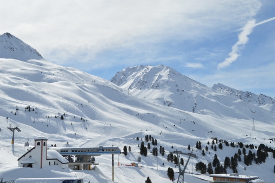 巍峨雪山点点绿植精美特写