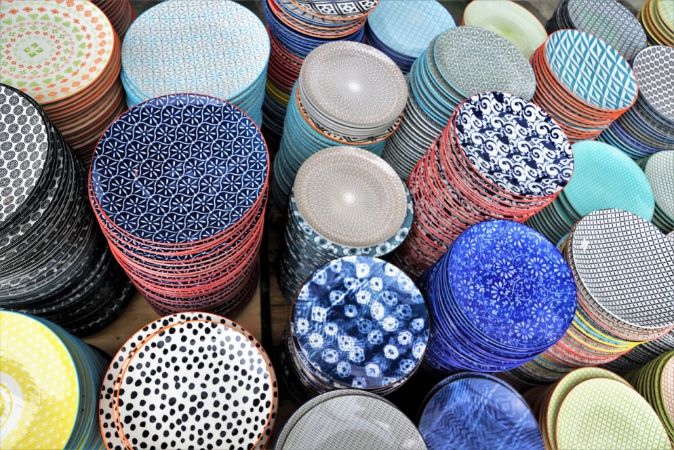 街道摊贩彩色艺术装饰瓷质盘子