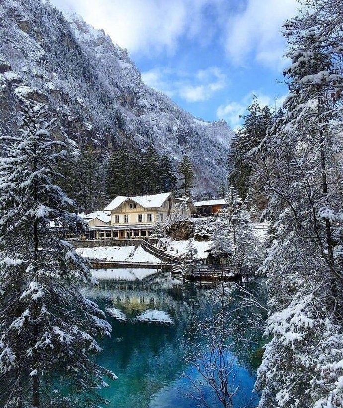 瑞士蓝湖的雪景图片