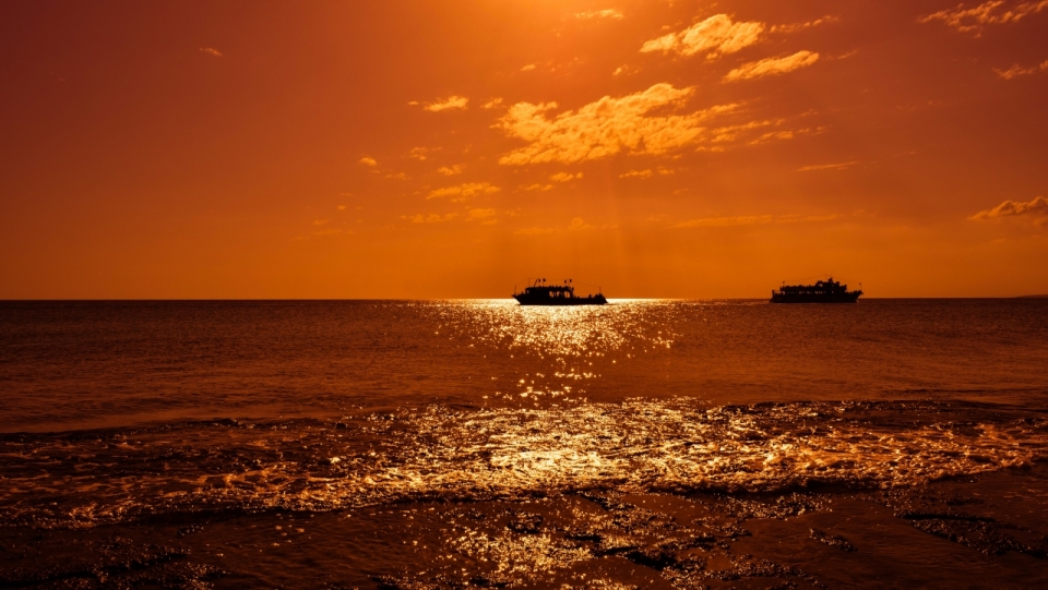 金色海湾黄昏落日余晖下海面美景