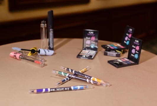 白色桌子上各种化妆品静物摄影