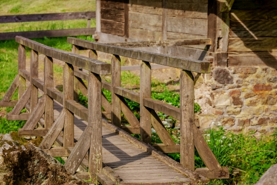 简陋小屋搭建木板小桥外景