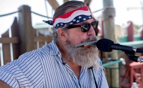 城市街道吹奏口琴唱歌老年男性歌手