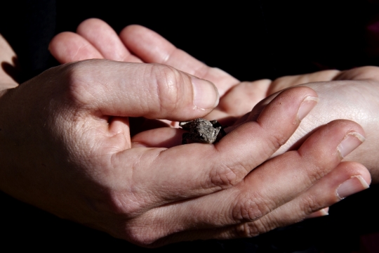 简约黑色背景女性手握石头