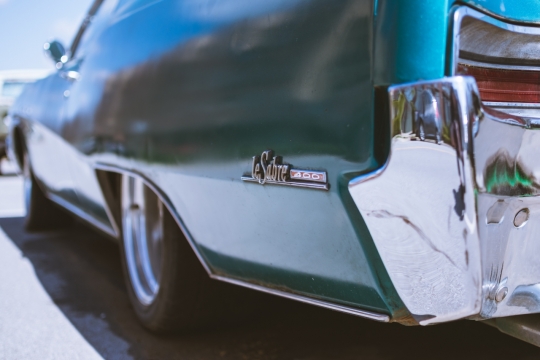 阳光城市街道绿色豪华轿车