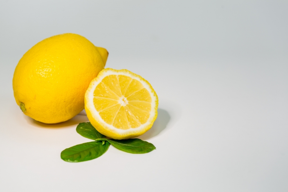 灰色背景新鲜美味健康黄色柠檬水果