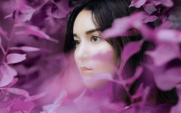 性感气质美女花丛唯美高清壁纸