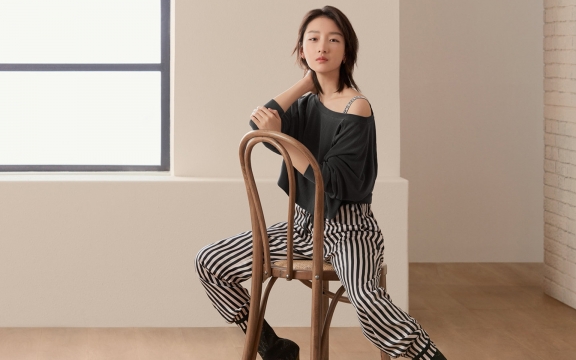 周冬雨酷酷的造型性感高清桌面壁纸