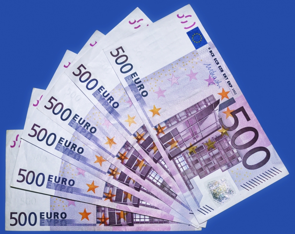 蓝色背景前的六张欧元纸钞特写