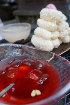 放在桌子上玻璃碗中的果冻与盘子中的点心