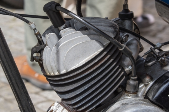 城市街道阳光下摩托车引擎特写