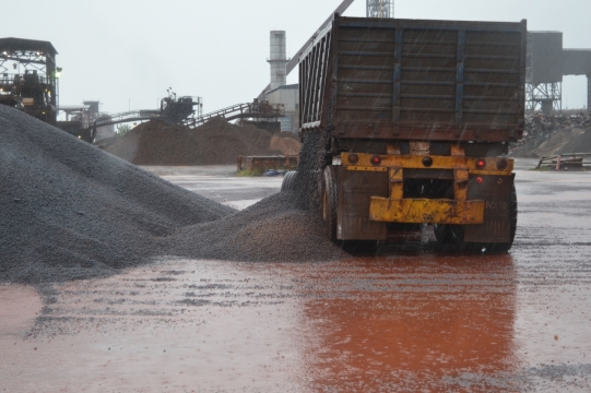 正在建筑工地里卸货的货车摄影