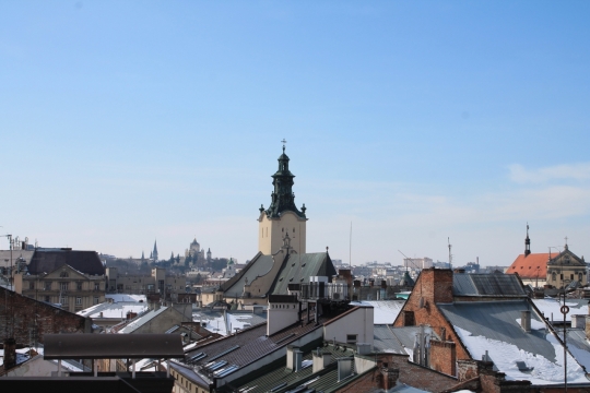 蓝色天空冬天城市街道建筑全景