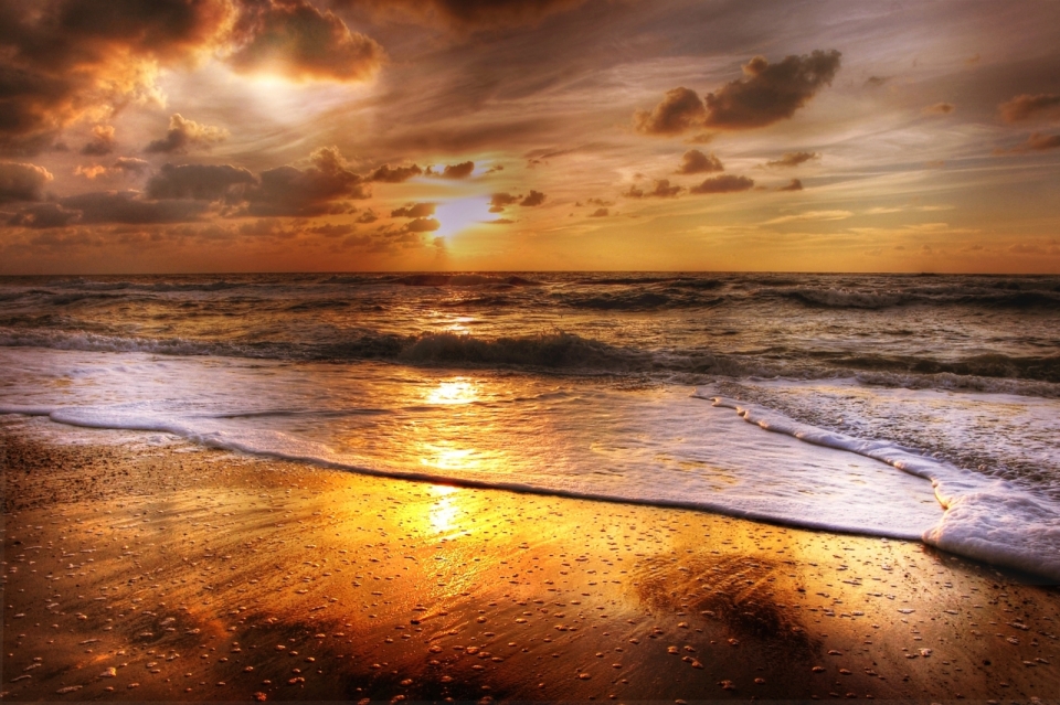 落日晚霞下的金色海滩