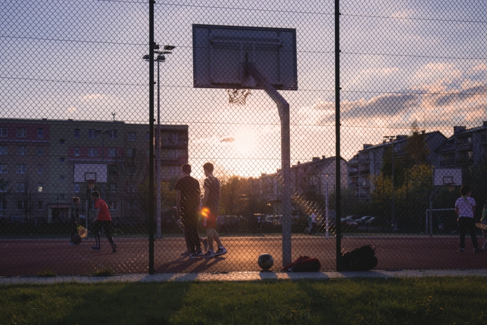 夕阳下城市篮球场上青年摄影