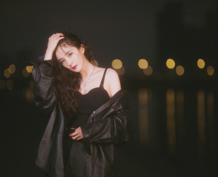 杨幂吊带人鱼裙港风性感写真图片