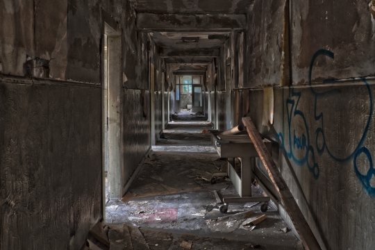 阴森恐怖老旧废弃教学楼走廊