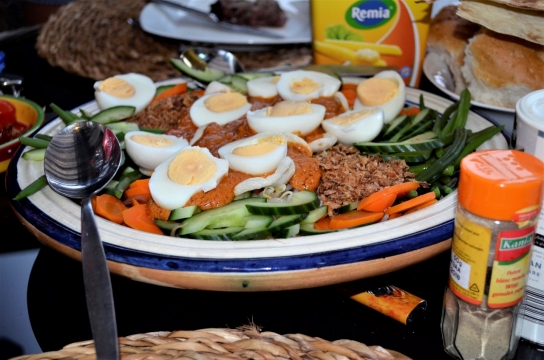 室内桌面健康肉类蔬菜沙拉早餐美食