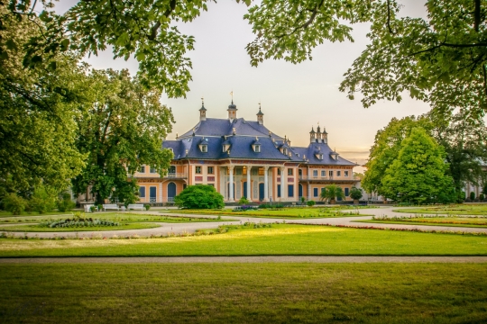 茂密树林草地庭院别墅优雅建筑风格