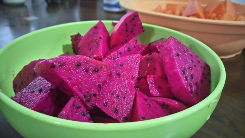 绿色果盘中紫色火龙果切片果肉水果美食食物