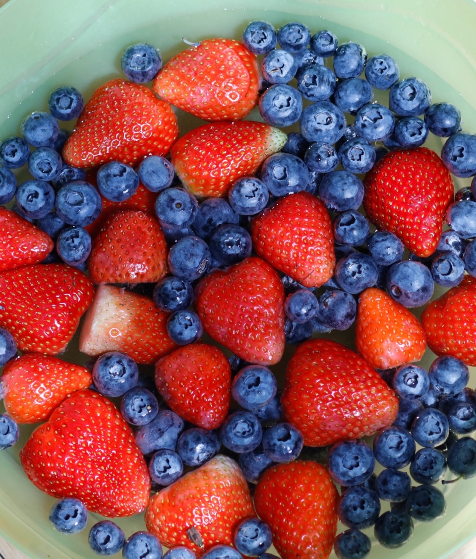 绿色盘子新鲜美味红色草莓蓝莓水果
