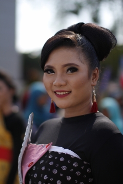 虚化背景户外戴红色耳饰时尚女性