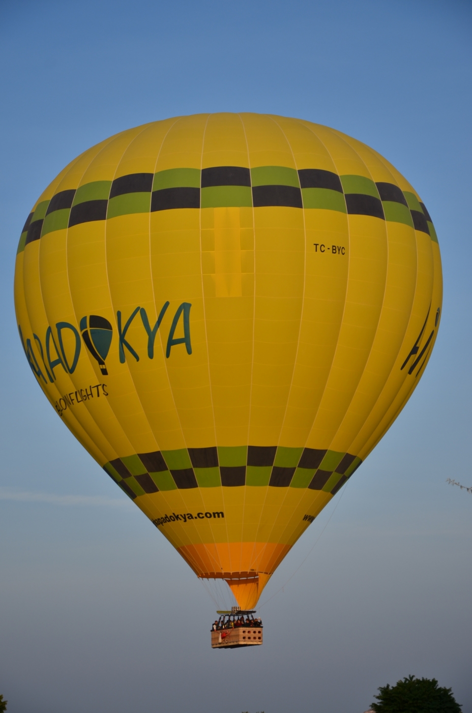 空旷场地升空热气球黄色巨型外观