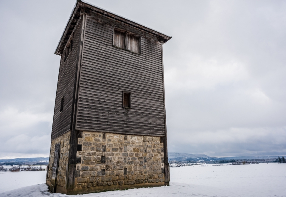 洁白雪地上木制塔楼建筑外观