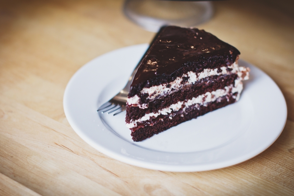 木桌盘子里的巧克力蛋糕美食摄影