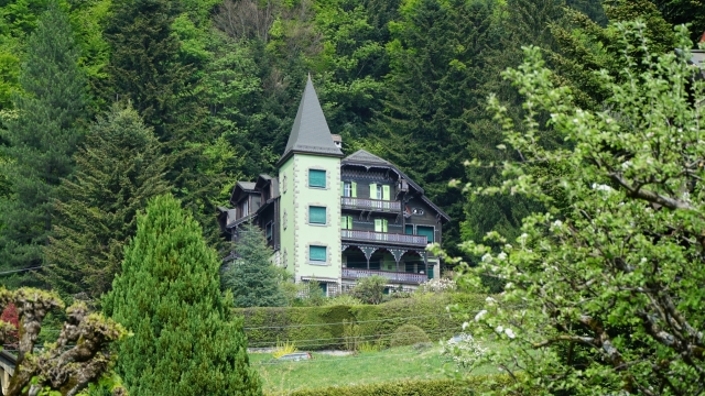 世外桃源群山绿树包围高层别墅远景