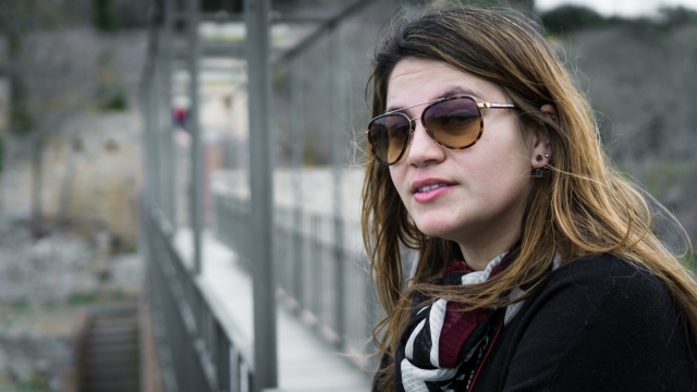 虚化背景城市街道墨镜长发时尚女性