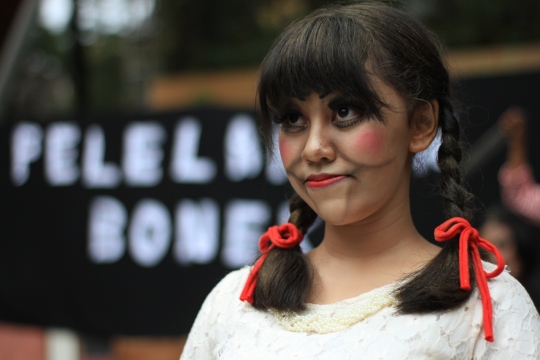 双马尾姑娘扎红头绳脸上画小丑妆容