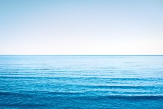 辽阔的海平面蓝色海洋景色