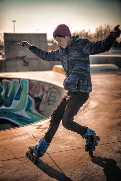 城市街道戴帽子轮滑运动男性