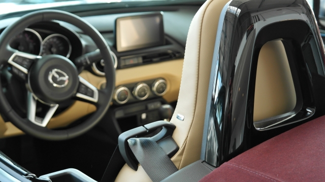 马自达汽车主驾方向盘中控特写