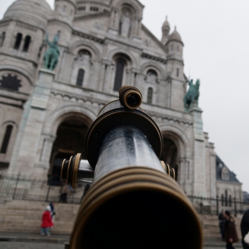 虚化背景高大建筑前长筒望远镜高清特写