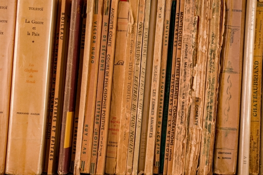 图书馆破损老旧书本文字标题特写