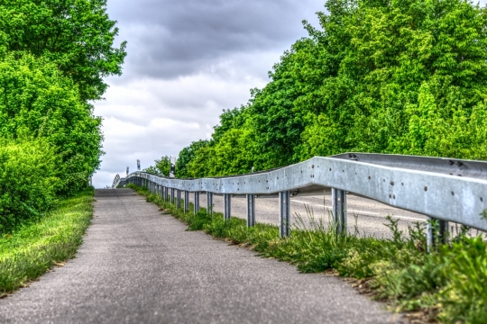 乌云密布郊外树林柏油马路风光