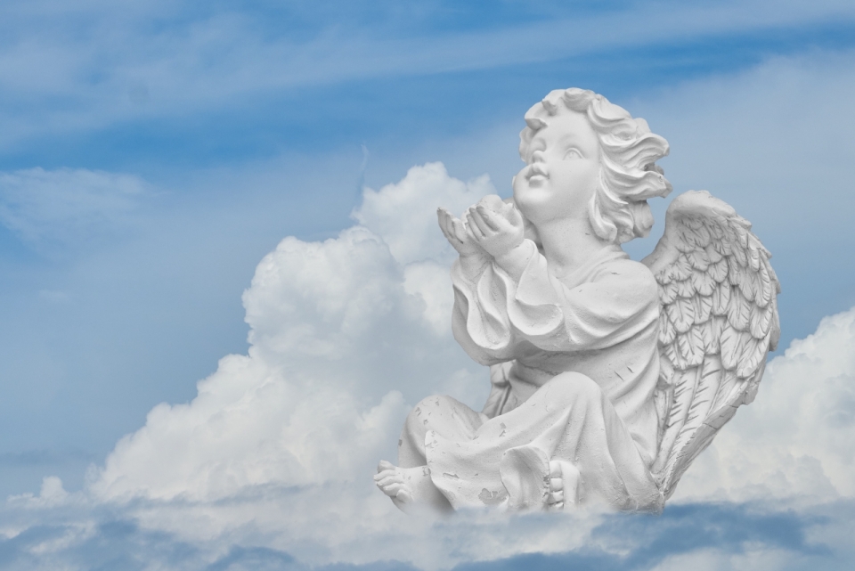 蔚蓝天空云端天使雕刻创意作品