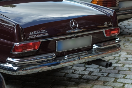 城市街道黑色古老破旧轿车