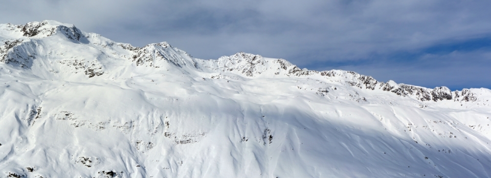 阴沉灰暗天空冬天雪后白色滑雪场