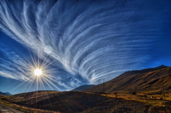 阳光蓝色天空自然户外山峰