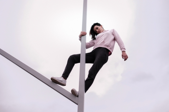 在白色栏杆健身运动的长发女性