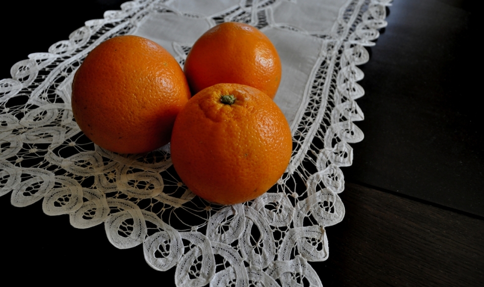 黑色桌面白色装饰桌布新鲜橙色橘子